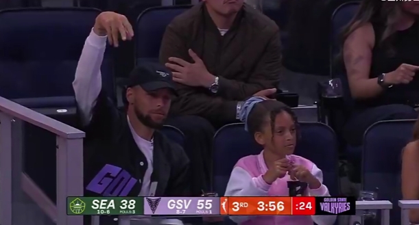 快去催催交易吧🤣库里和二女儿莱恩观战WNBA 并在镜头前互动