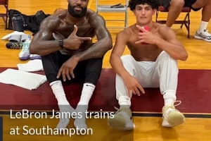 勒布朗上周突访长岛南安普顿高中体育馆训练 为高中球员细心讲解