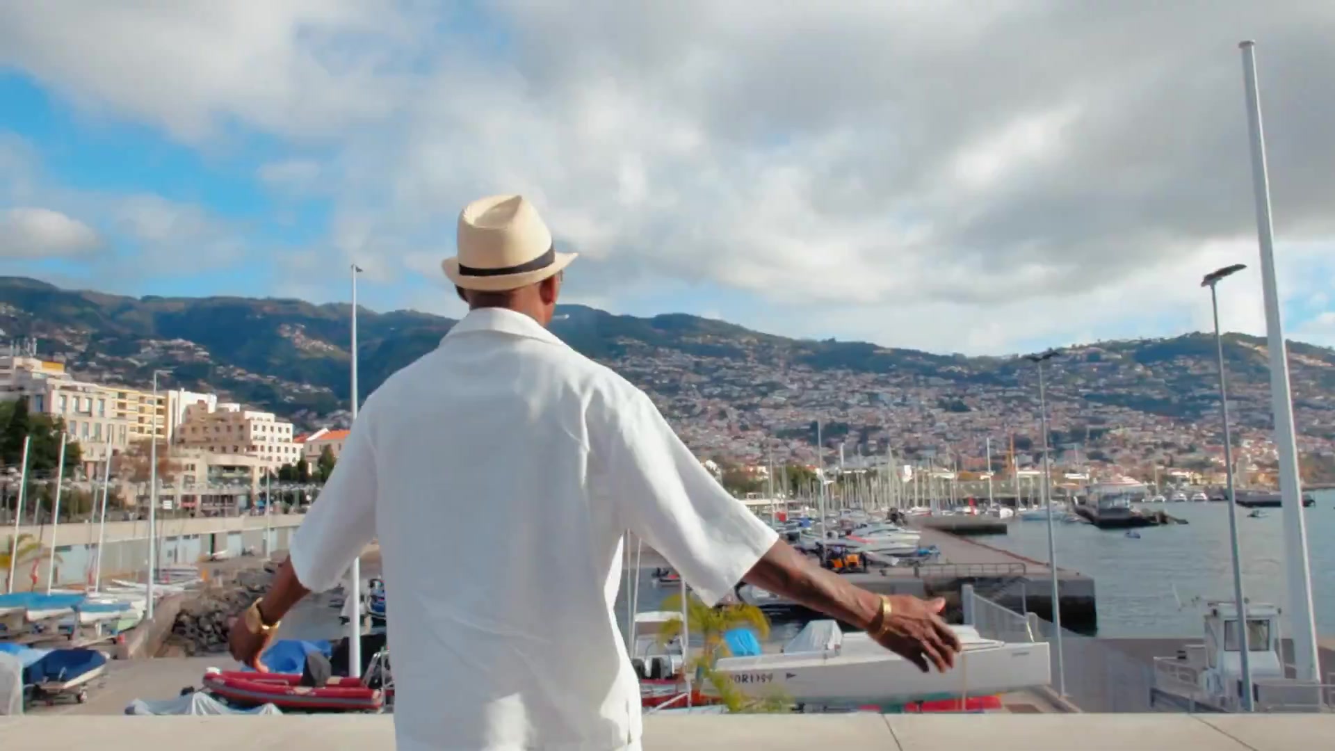 万博体育官网-挺带感！莱奥父亲为C罗创作歌曲庆生，歌名《CR7，独一无二》